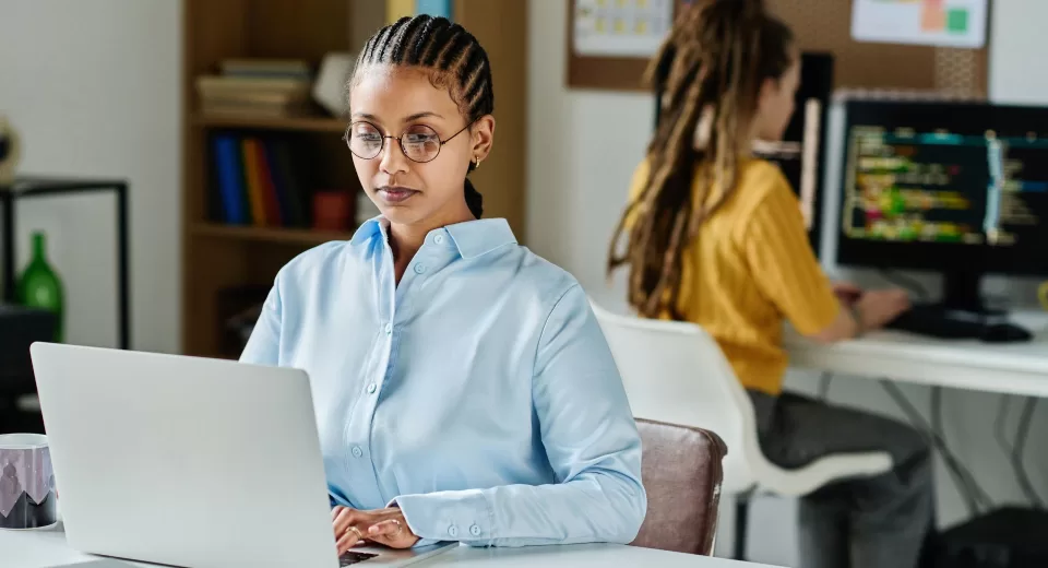 Dia do programador: 30% dos candidatos a estágios em TI são mulheres, revela estudo da Serasa Experian