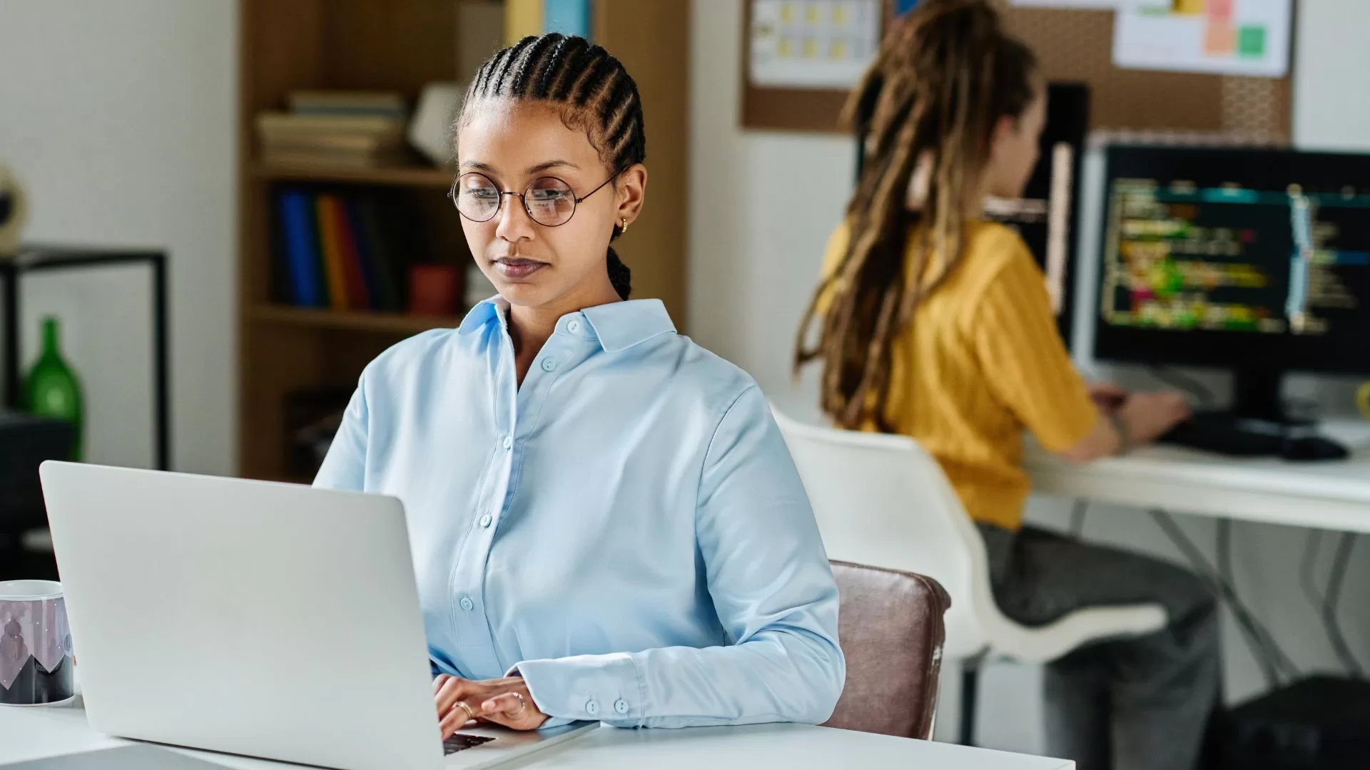 Dia do programador: 30% dos candidatos a estágios em TI são mulheres, revela estudo da Serasa Experian