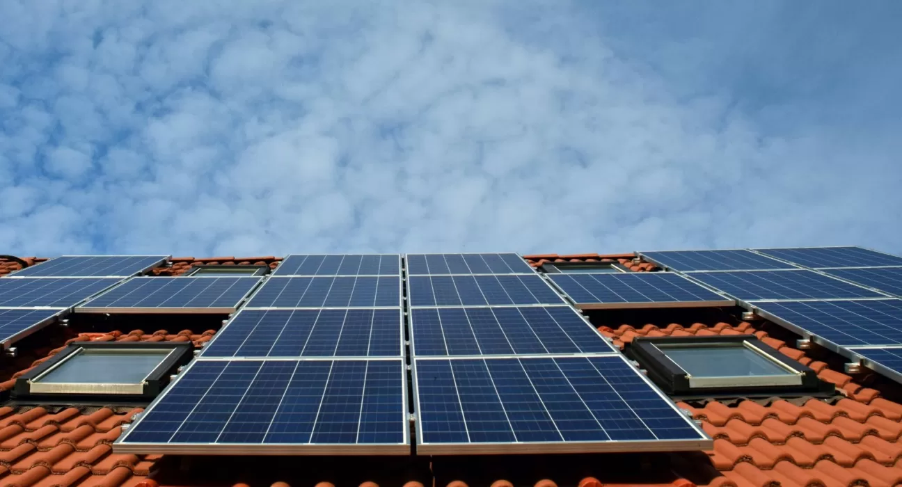 Preços de sistemas de energia solar para consumidores residenciais registram queda de 6%