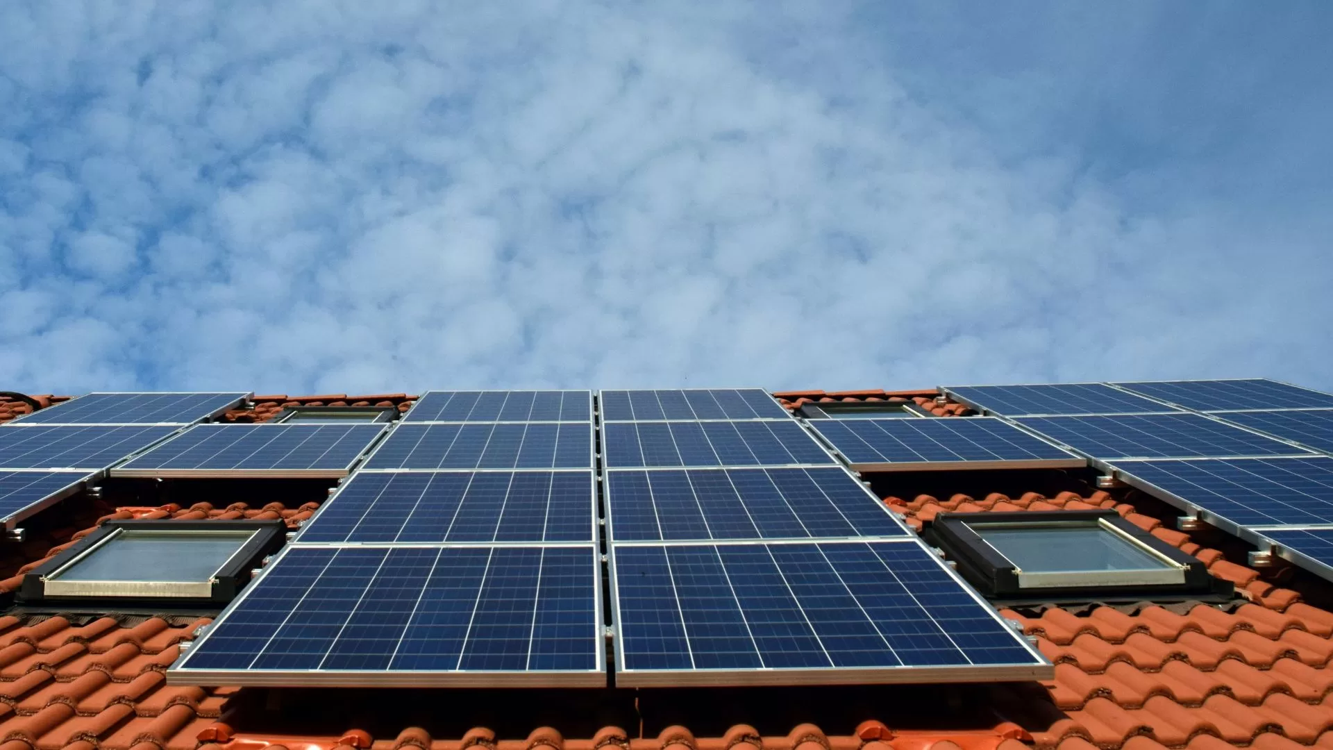 Preços de sistemas de energia solar para consumidores residenciais registram queda de 6%