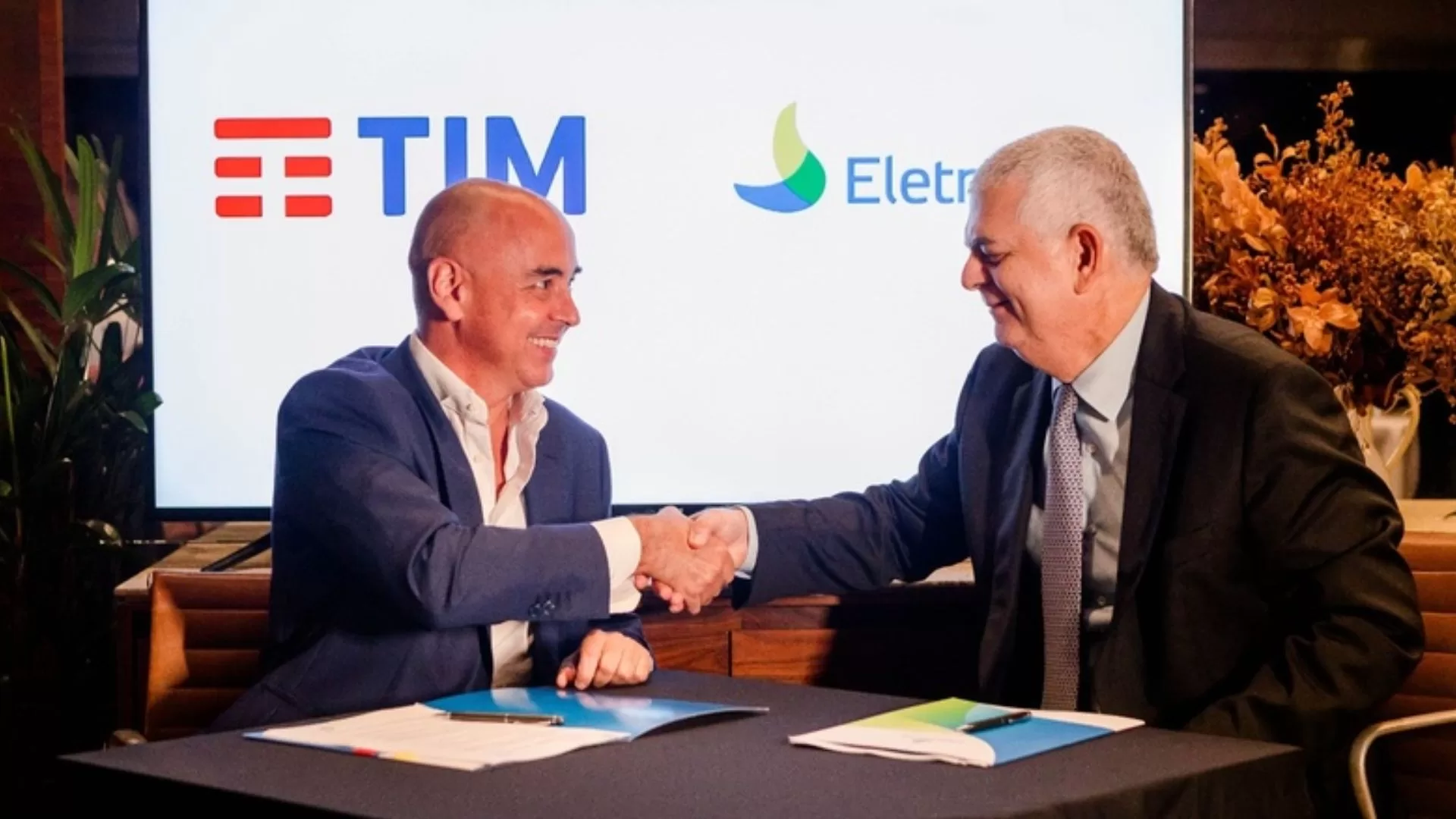 Eletrobras e TIM firmam parceria para comercialização de energia elétrica